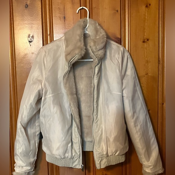 Size Small Coffee Shop New York Faux Fur Coat Lined inside Color Beige - Picture 10 of 14
